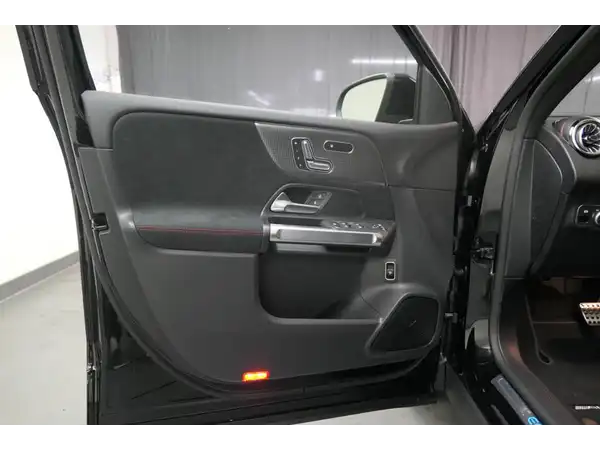 MERCEDES-BENZ EQB 300 4M (8/26)