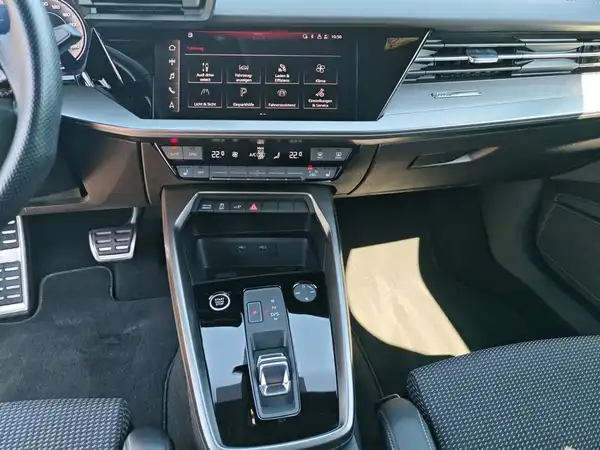 AUDI A3 Sportback S line 45 TFSI e Hybrid LED virtual App (12/17)