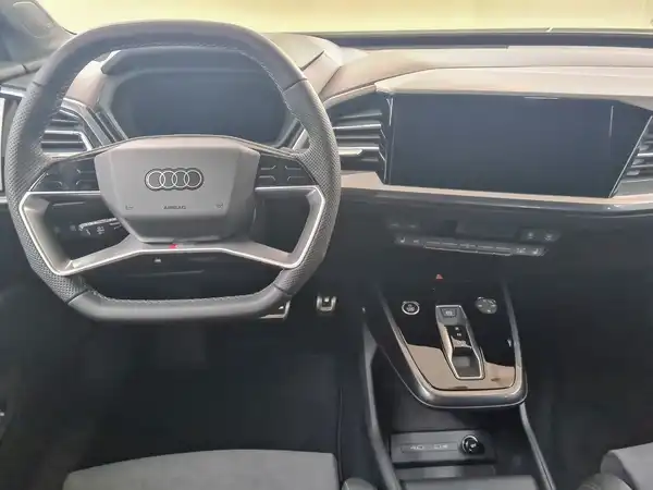 AUDI Q4 55 e-tron quattro S line (11/18)