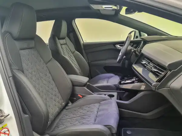 AUDI Q4 55 e-tron quattro S line (17/18)