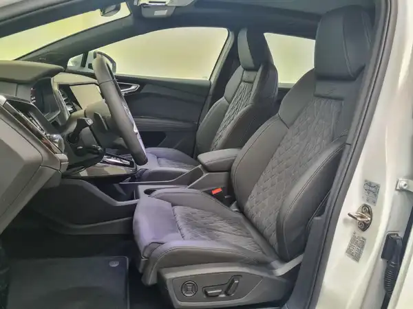 AUDI Q4 55 e-tron quattro S line (8/18)