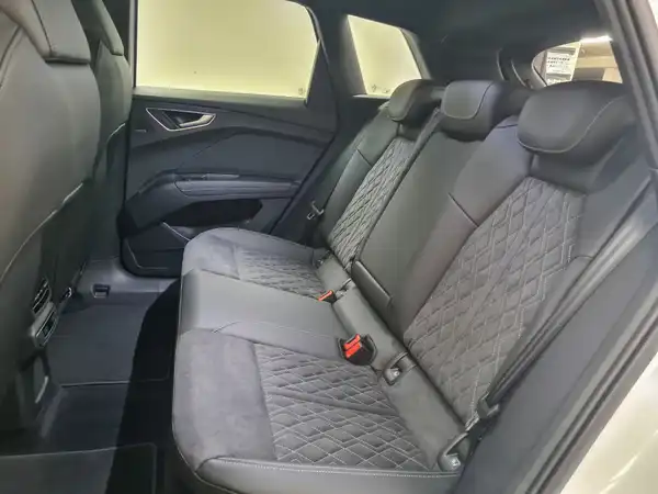 AUDI Q4 55 e-tron quattro S line (9/18)
