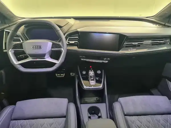 AUDI Q4 55 e-tron quattro S line (10/18)
