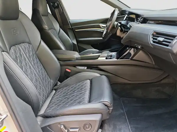 AUDI e-tron Sportback S-line quattro (14/16)