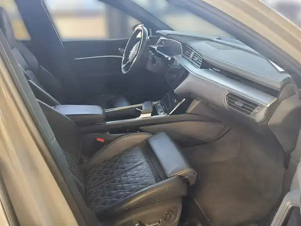 AUDI e-tron Sportback S-line quattro (4/4)