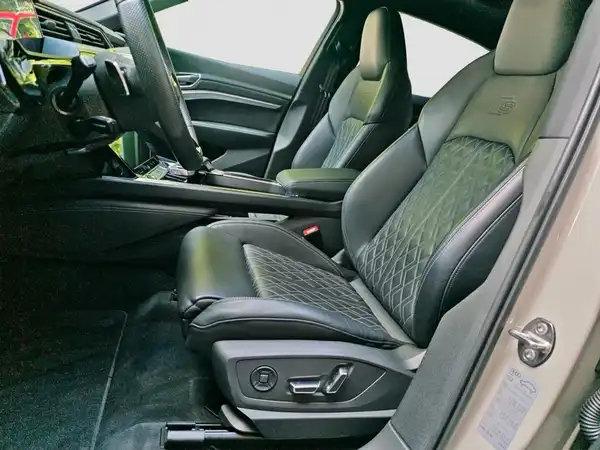 AUDI e-tron Sportback S-line quattro (8/16)