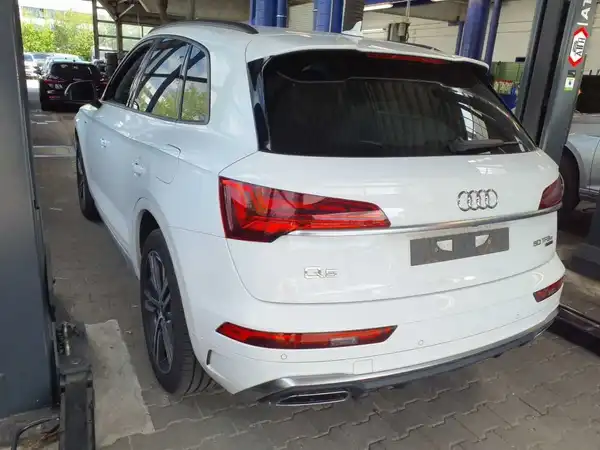 AUDI Q5 S line TFSI e quattro (4/8)