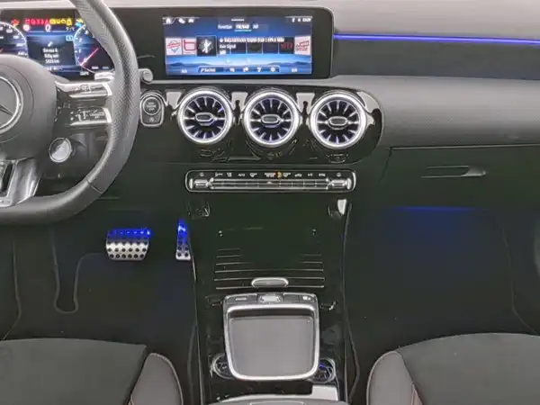 MERCEDES-BENZ A 35 4M (6/10)