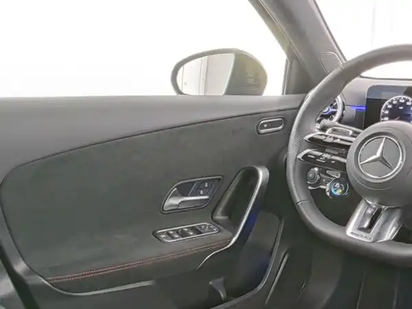 MERCEDES-BENZ A 35 4M (10/10)