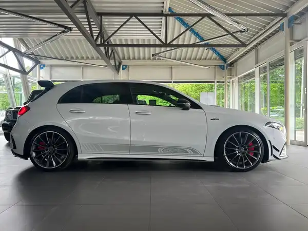 MERCEDES-BENZ A 35 4M (4/30)