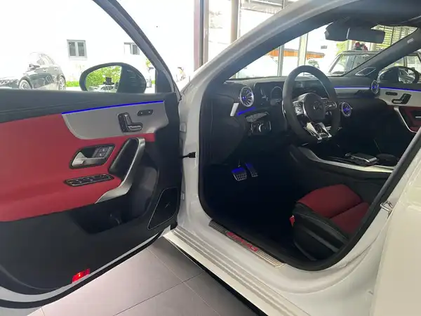 MERCEDES-BENZ A 35 4M (8/30)