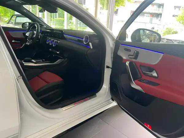 MERCEDES-BENZ A 35 4M (10/30)