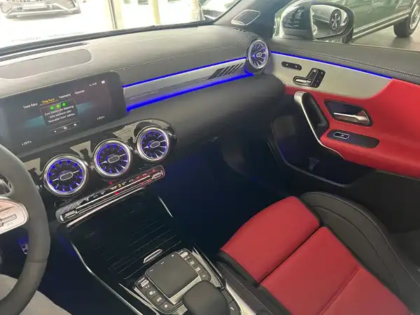 MERCEDES-BENZ A 35 4M (22/30)