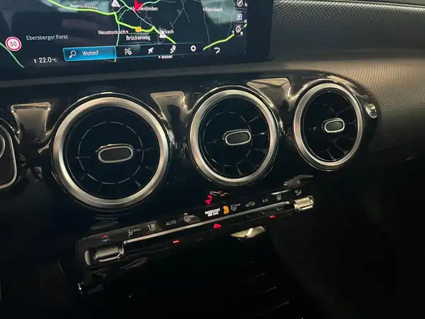 MERCEDES-BENZ A 250 e (20/25)