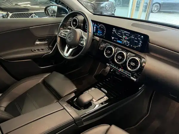 MERCEDES-BENZ A 250 e (9/25)