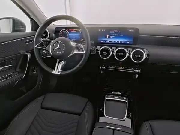 MERCEDES-BENZ A 250 e Kompaktlimousine (7/10)