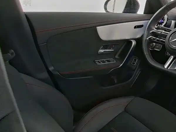 MERCEDES-BENZ CLA 200 d (10/10)