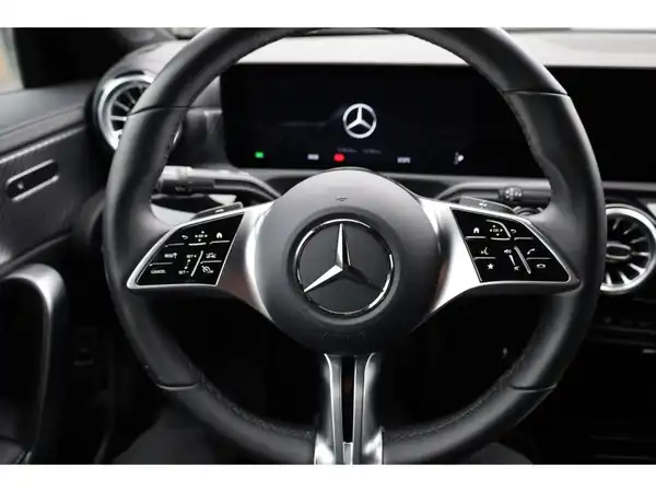 MERCEDES-BENZ CLA 180 (13/22)