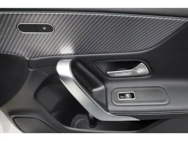 MERCEDES-BENZ CLA 180 (15/22)