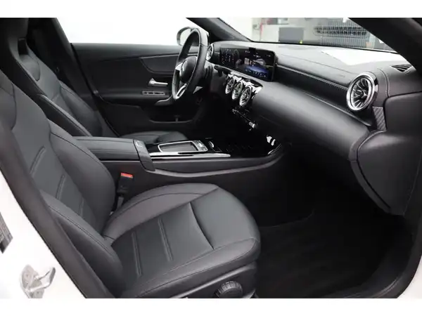 MERCEDES-BENZ CLA 180 (16/22)