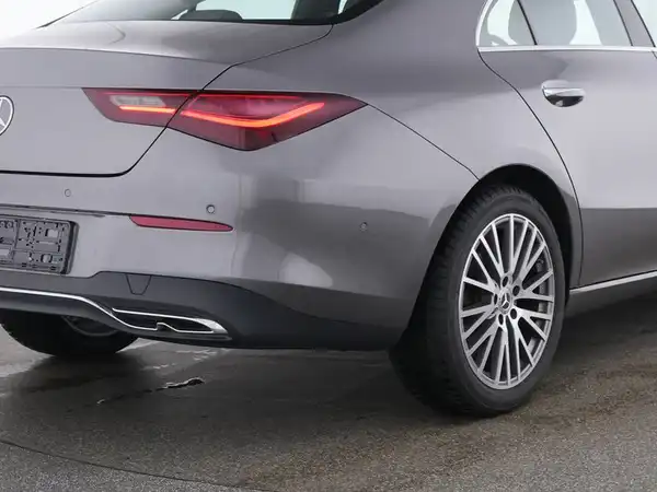 MERCEDES-BENZ CLA 180 (4/9)