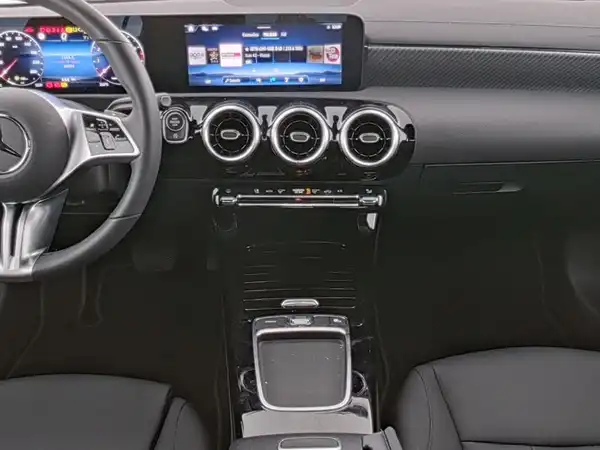 MERCEDES-BENZ CLA 180 (5/9)