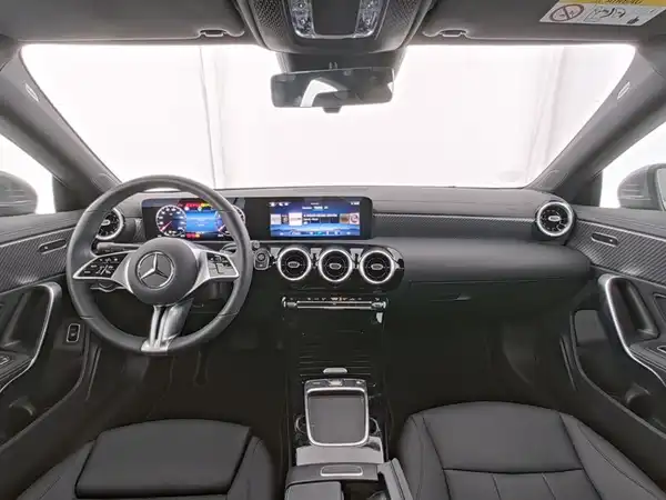 MERCEDES-BENZ CLA 180 (7/9)