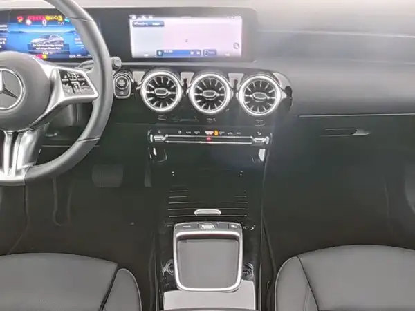 MERCEDES-BENZ CLA 180 (5/10)