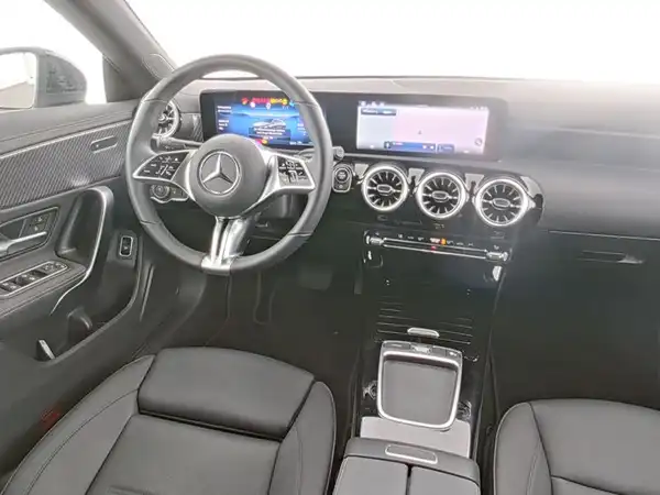 MERCEDES-BENZ CLA 180 (6/10)