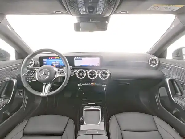 MERCEDES-BENZ CLA 180 (7/10)
