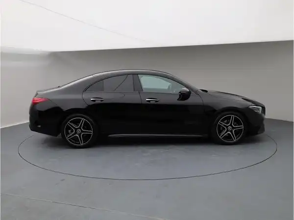MERCEDES-BENZ CLA 180 (6/10)