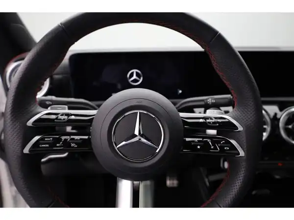 MERCEDES-BENZ CLA 200 (13/22)
