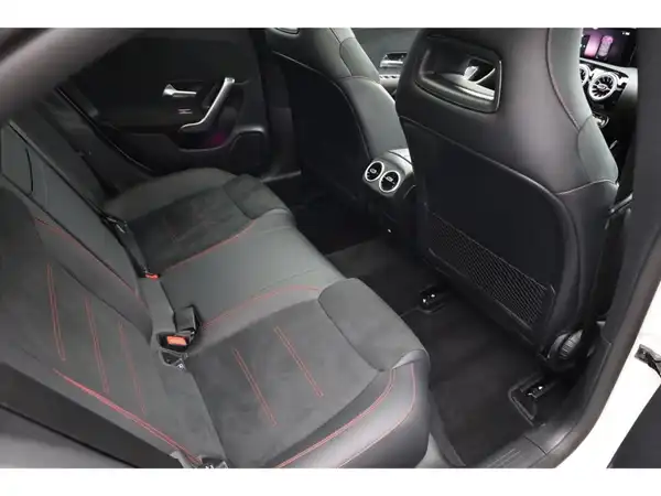 MERCEDES-BENZ CLA 200 (18/22)