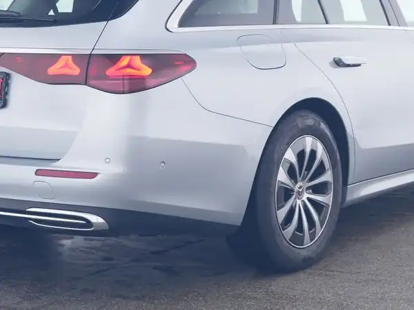 MERCEDES-BENZ E 220 T d (5/10)