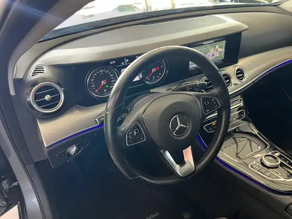 MERCEDES-BENZ E 220 d 4MATIC T-Modell (15/23)