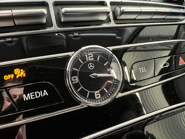MERCEDES-BENZ E 220 d 4MATIC T-Modell (23/23)