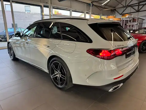 MERCEDES-BENZ E 300 T de 4M (2/24)