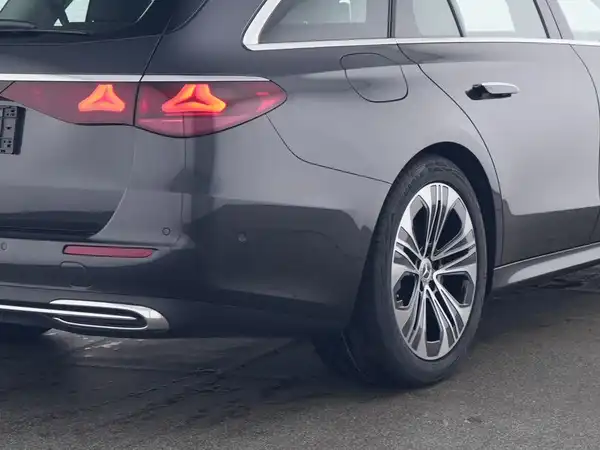 MERCEDES-BENZ E 220 T d (5/10)
