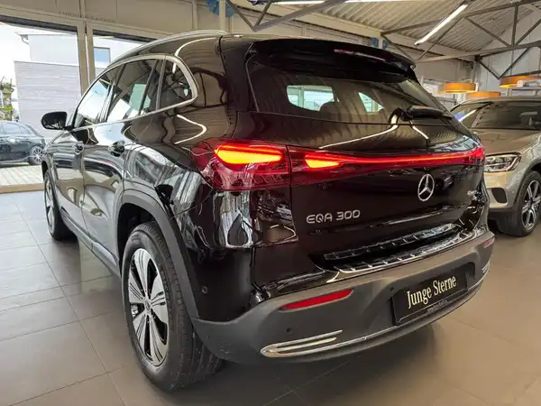 MERCEDES-BENZ EQA 300 4M (6/18)