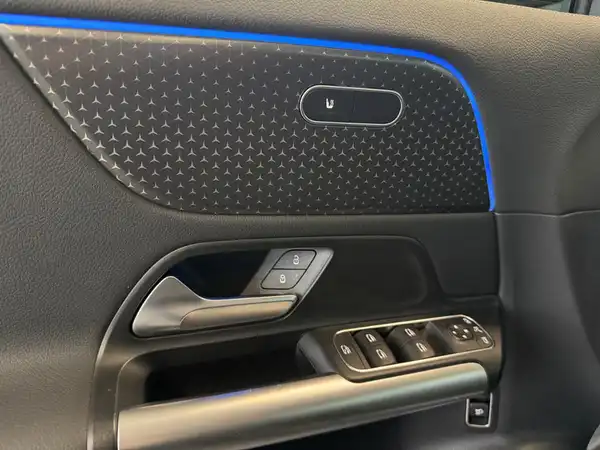 MERCEDES-BENZ EQA 300 4M (8/18)