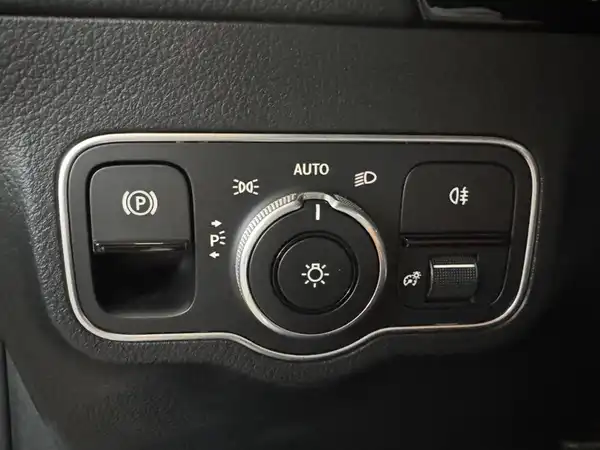 MERCEDES-BENZ EQA 300 4M (9/18)