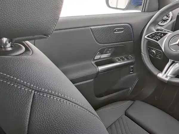 MERCEDES-BENZ EQA 300 4M (8/9)