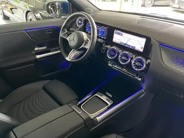 MERCEDES-BENZ EQA 300 4M (10/25)