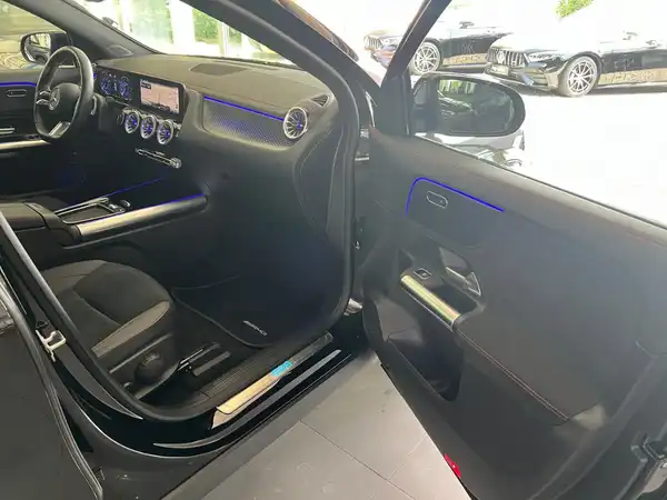MERCEDES-BENZ EQA 250 (11/29)