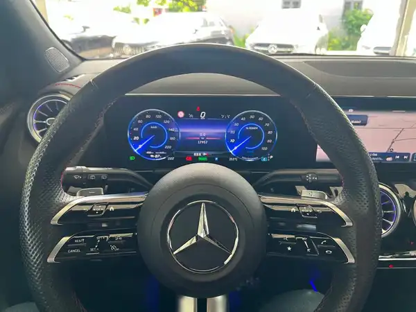 MERCEDES-BENZ EQA 250 (18/29)