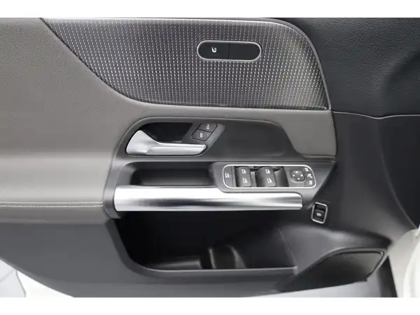 MERCEDES-BENZ EQA 250 (9/25)