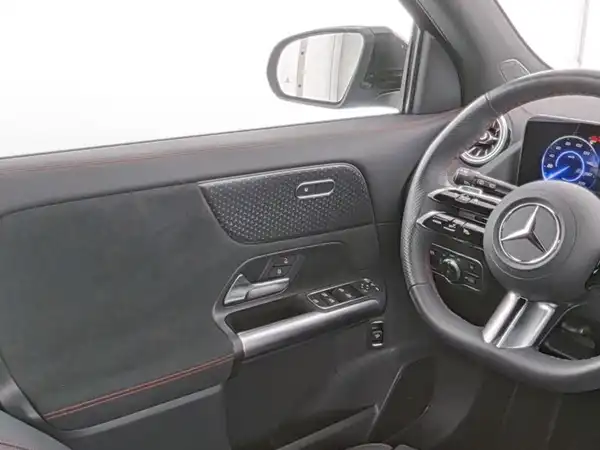 MERCEDES-BENZ EQA 350 4M (10/10)
