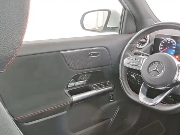 MERCEDES-BENZ EQA 250 (10/10)