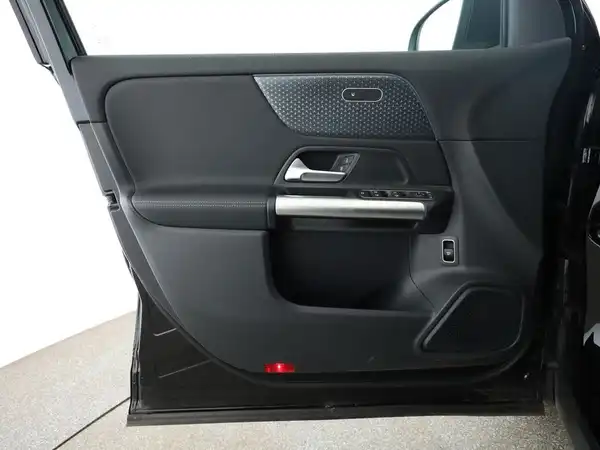 MERCEDES-BENZ EQA 300 4M (11/11)