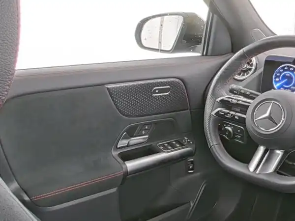 MERCEDES-BENZ EQA 300 4M (10/10)